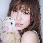 AKB河西智美が飼い猫と“共演”、2ndシングルのジャケットに登場。