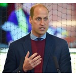 英皇太子、パブで“推しクラブ”サポーターたちとサッカー談義