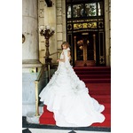 ローラが“やんちゃな花嫁”に、ニューヨークで撮影の純白ドレス姿。