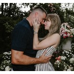 テイラー・スウィフト、“庭園でのプロポーズ写真”と共に婚約発表