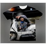 話題沸騰“88歳写真家”西本さんの自撮り「交通事故」がTシャツに。