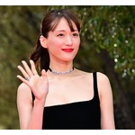 “黒のロングドレス”姿の綾瀬はるか「お祭り気分で」レッドカーペットに登場