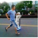 【写真】“セグウェイ”運転するわんこ、飼い主と「どっちがペット？」。