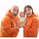 極楽とんぼ・山本圭壱＆西野未姫、“生後1か月の長女”と家族3ショット