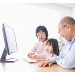 “孫の面倒”よく見る祖父母は認知症リスク低い、高齢者1万人対象の研究