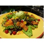 濃厚“甘くないシャーベット”、ひんやりアボカドを新鮮野菜と共に。