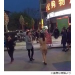 愛人に過酷な“さらし刑”執行、全裸にさせて公衆の面前で罵る。