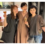 新山千春「青森にいた時からの憧れ」女優2人との“ホームパーティー3ショット”