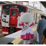 “駅長”キティがホームで電車出迎え