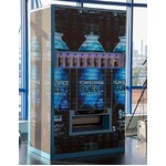 世界に1台の“全面LED自販機”、出題するゲームクリアで製品提供も。