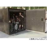 “酸欠必至”箱の中でデスメタル、路上で行う奇抜なパフォーマンス。
