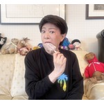 美川憲一「皆さんは食べたかしら〜」“あずきバーの日”にあずきバーかぶりつく
