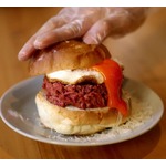 とろとろ食感の“焼かない”レアハンバーガー「極上の生ハンバーガー」