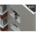 子供が高層の窓外でうろうろ、ハラハラさせられるシーン続く超危険動画。