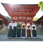 袴姿の上白石萌音ら“かるたの聖地”近江神宮参拝、連ドラ版「ちはやふる」ヒット祈願