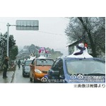 久々の雪“雪だるまカー”流行、車の屋根に雪だるま乗せて走行。