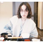 のん、浴衣＆メガネ姿で“くるっくる”ヘアのプライベート温泉旅行ショット
