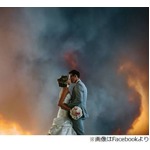 “炎上中の結婚写真”が話題に、カメラマンの機転で貴重なショット。