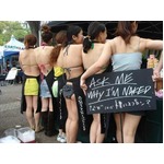 ひと肌脱いでの“Naked接客”、「LUSH」が不要パッケージの削減訴え。