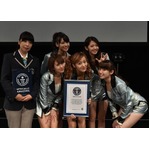℃-uteが2つのギネス記録達成、テレビ番組の公開収録イベントで。