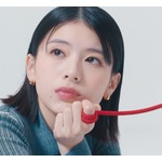 出口夏希、指に結ばれた“赤い糸”に導かれ…アットホームの新CM