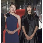 竹内結子＆橋本愛が美の競演、監督は“両手に花”でレッドカーペット。