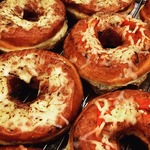 ピザとグラタンのドーナッツ、要望に応え甘くない“食事系”が登場。
