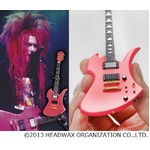 hideの20周年記念フィギュア、“SHOCKING PINK”を忠実に立体化。