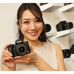 人気デジカメ「EOS Kiss」ついにミラーレスに