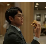“夜マック店長”妻夫木聡、2025年は“客”として夜マックではしゃぐ