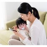 “母親のスマートフォン使用”子供の言語発達に悪影響との新研究