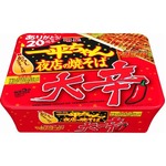 強烈“大辛”のカップ焼きそば、真っ赤な「一平ちゃん夜店の焼そば」。