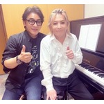 片岡愛之助「妻の芝居を一緒に観に行って以来」小室哲哉と2ショット
