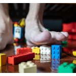 “レゴブロックの上を裸足で100メートル”最速記録樹立、痛みこらえ全力疾走