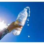 “水原性じんましん”など、水を含む40種類以上のアレルギーに苦しむ女性