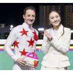 ももクロ百田“ダート競馬の祭典”でプレゼンター、ルメール騎手らに花束贈呈