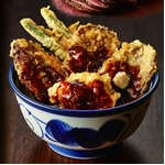 てんやが“ローストビーフ天”、ポテサラ天と共に盛り付けた天丼。