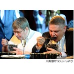 世界初のキャビア早食い大会、優勝者は86秒で40万円相当を胃の中に。