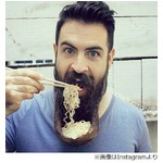 “髭の器”でラーメン食べる男、人を楽しませるヒゲに美女も集まる。