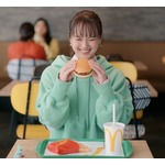 “カプセルトイに夢中”な多部未華子、何度も挑戦して…マクドナルドの新CM
