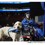 大学の“全授業出席”、介助犬に名誉学位授与