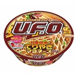 コーラによく合う「日清焼そばU.F.O.」てりやきバーガーの味わい