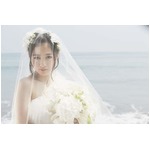 橋本環奈が“15歳の花嫁”姿に、ファーストソロ写真集の発売が決定。