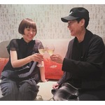 見つめ合う渡辺満里奈＆名倉潤夫妻、“19回目の結婚記念日”迎え乾杯