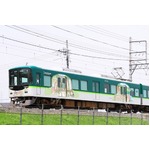 キキ＆ララトレインが出発進行、サンリオ描き下ろしのラッピング電車。