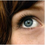 黒い瞳をブルーに変える技術、特定のメラニン色素を取り去る方法を開発中。