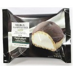 ザクッ食感楽しいシューアイス、クッキーシュー×ザラメ入りチョコ。