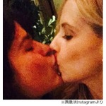 米女優が“伝説のキス”を再現、Instagramに写真投稿でファン歓喜。