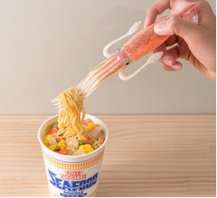 大反響のイカした“イカフォーク”商品化、カップヌードルとセット販売