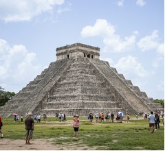 観光客が“登頂禁止”世界遺産のピラミッド登る、地元民の怒り買う